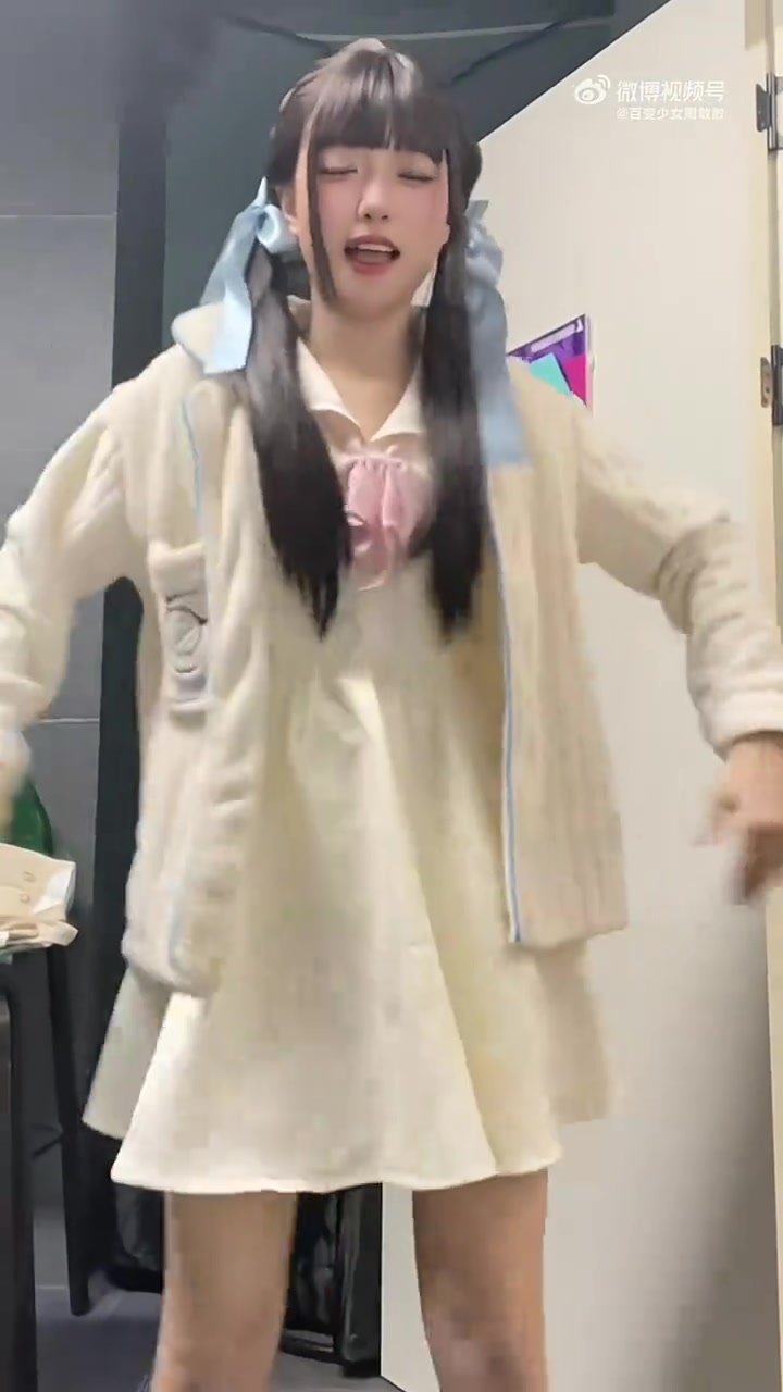 png电子平台妹妹挺有活啊！LPL互动主持周敢敢分享热舞视频：浅舞一曲