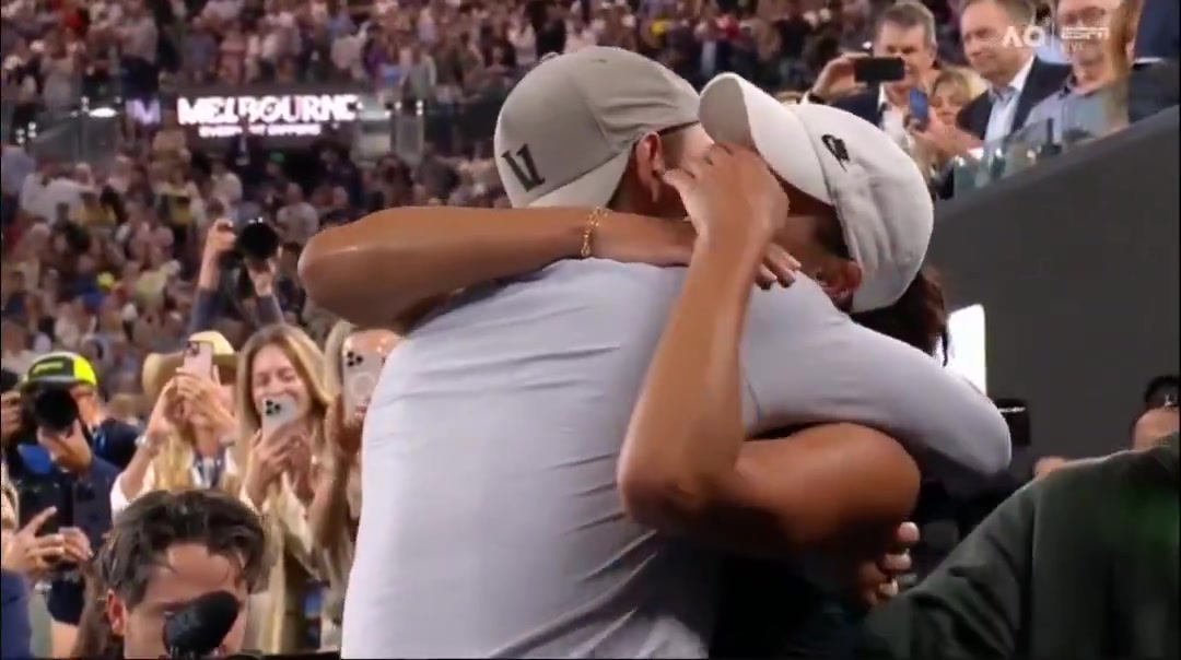 电子png游戏冠亚军都哭了！凯斯喜极而泣后直接笑嘻了，萨巴毛巾盖头暗自哭泣