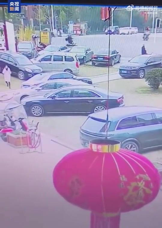 png电子官网还不如在家玩游戏！熊孩子玩炮引爆沼气 车辆直接起飞8车受损