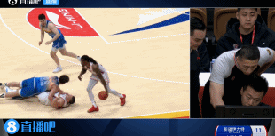 电子png游戏艾孜买提和洛夫顿争夺地板球 双方缠斗在一起  裁判判罚小胖违体