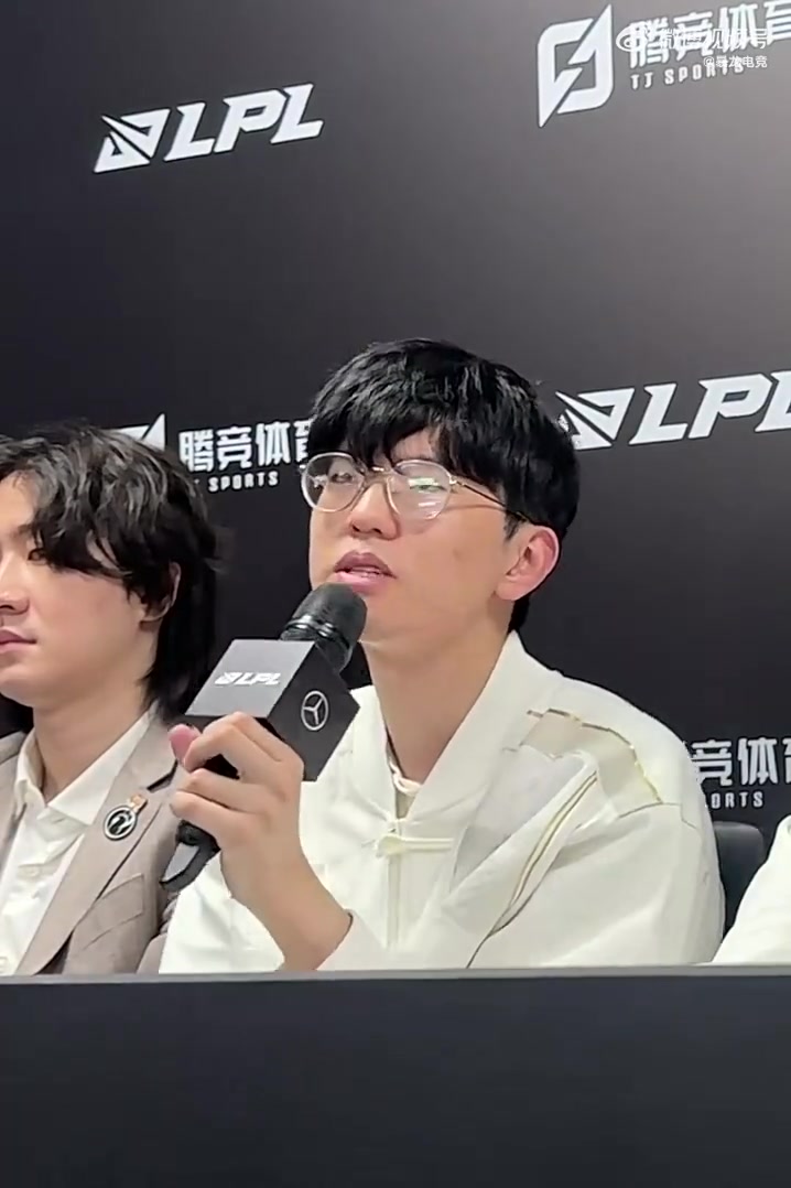 png电子心态彻底崩了！JieJie赛后采访仰头真是欲哭无泪 Daeny教练在旁偷偷安慰