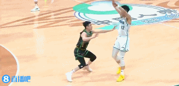 png电子官网残暴！韦瑟斯庞转身起跳单臂想扣 威尔斯垂直上升血帽拒绝