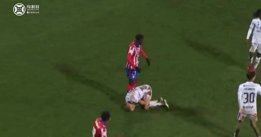 png电子平台不护犊子！球员朝倒地对手吐口水 马竞B队主帅托雷斯：该罚！😡