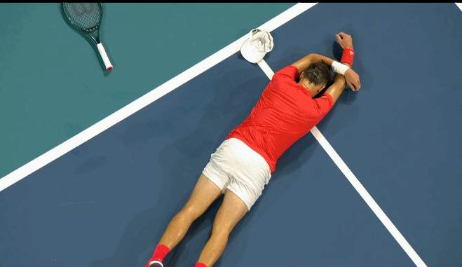 电子png游戏力克德约夺生涯首冠！19岁门希克取胜后趴在地上