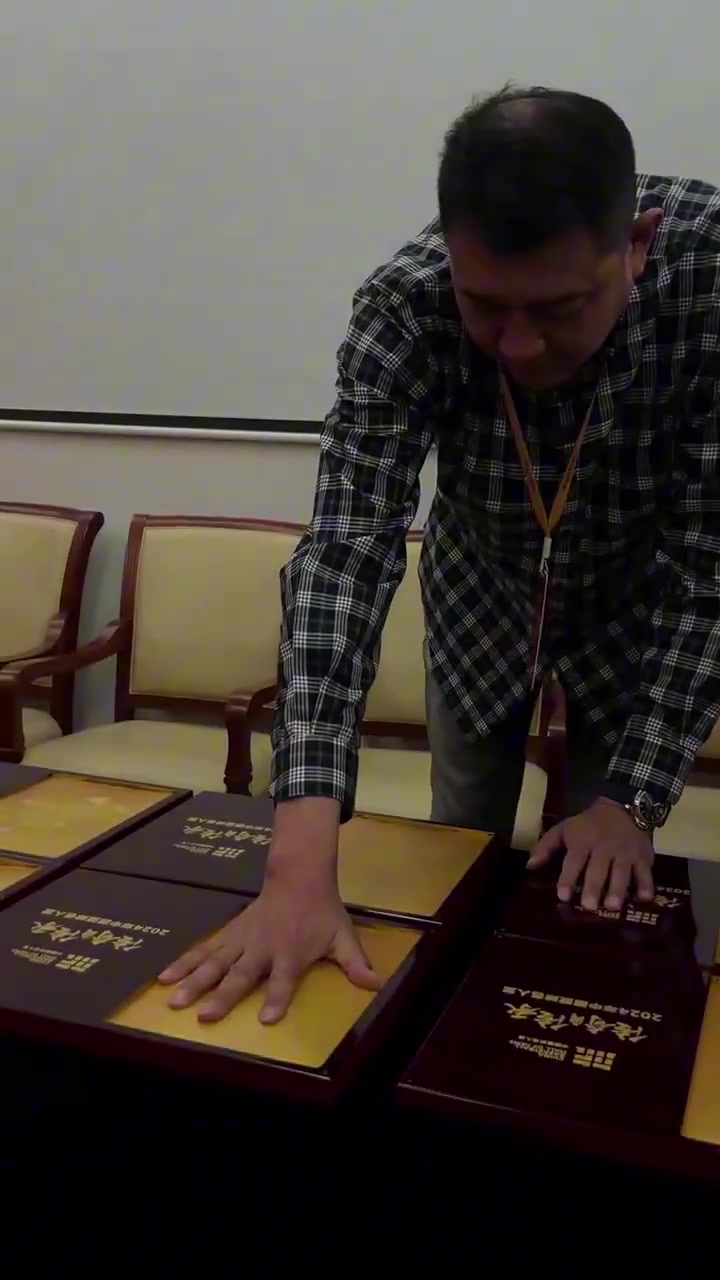 png电子平台巩晓彬晒名人堂Vlog：我感到无比的荣光和激动 感谢支持我的人