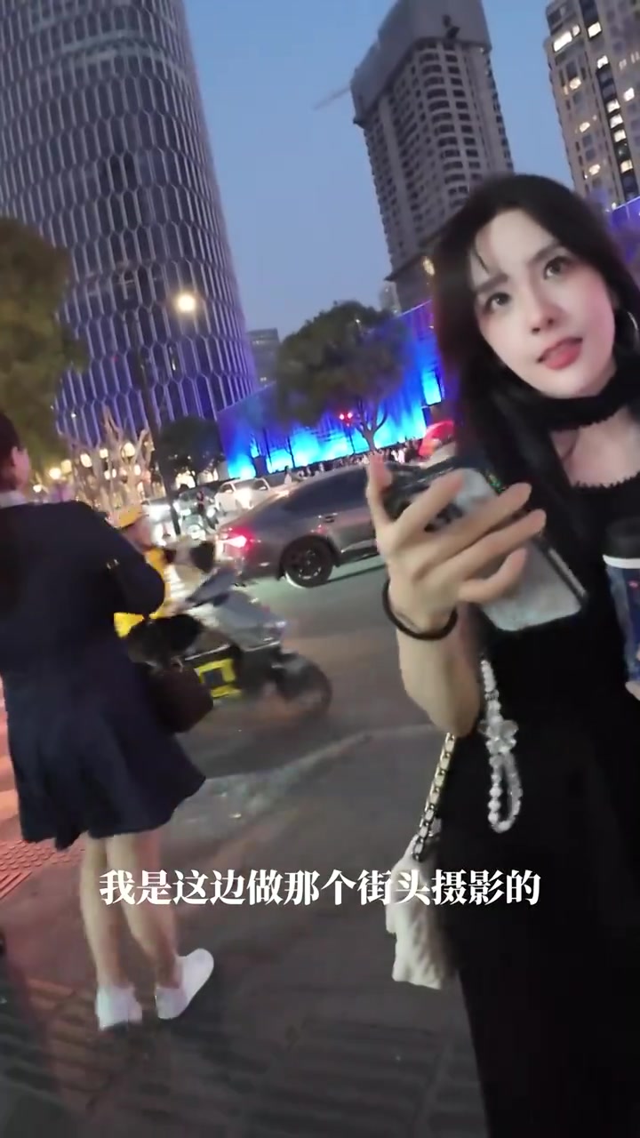 png电子官网这是真美女！LPL官方解说Rita被街头摄影师选中 邀请拍照