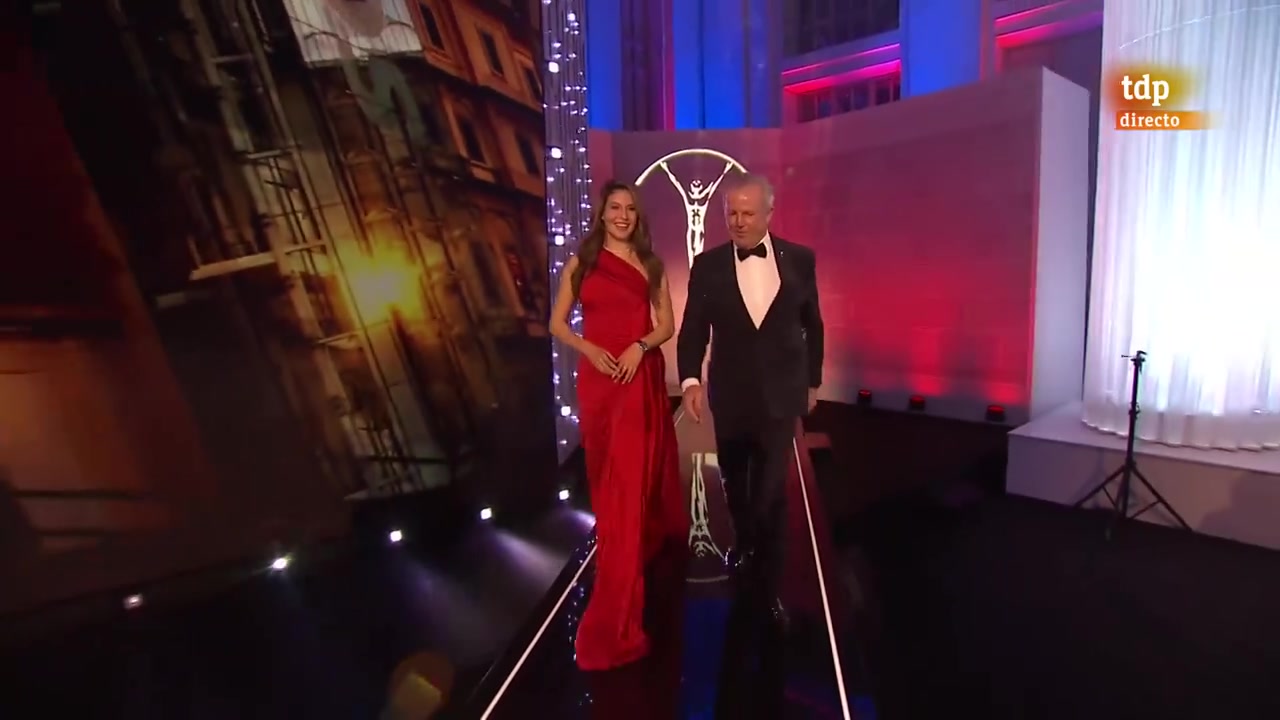 png电子网站劳伦斯颁奖典礼，谷爱凌在出场时不慎被裙摆绊倒