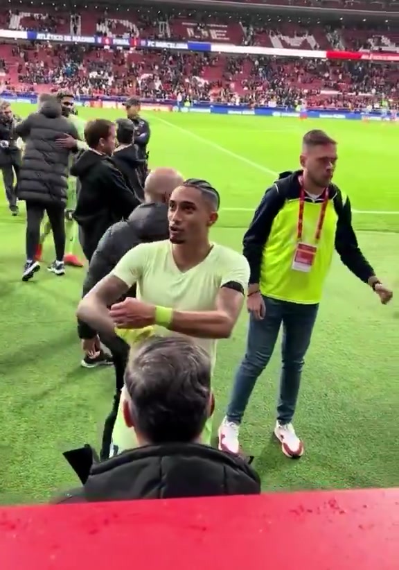 png电子饥不择食🤣球迷向拉菲尼亚索要绷带，他一脸难以置信&笑着赠送