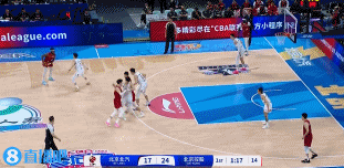 png电子官网还好没事！曾凡博舍身突破上篮2+1 平拍在地非常痛&缓了半天