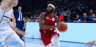 png电子官网还好没事！曾凡博舍身突破上篮2+1 平拍在地非常痛&缓了半天