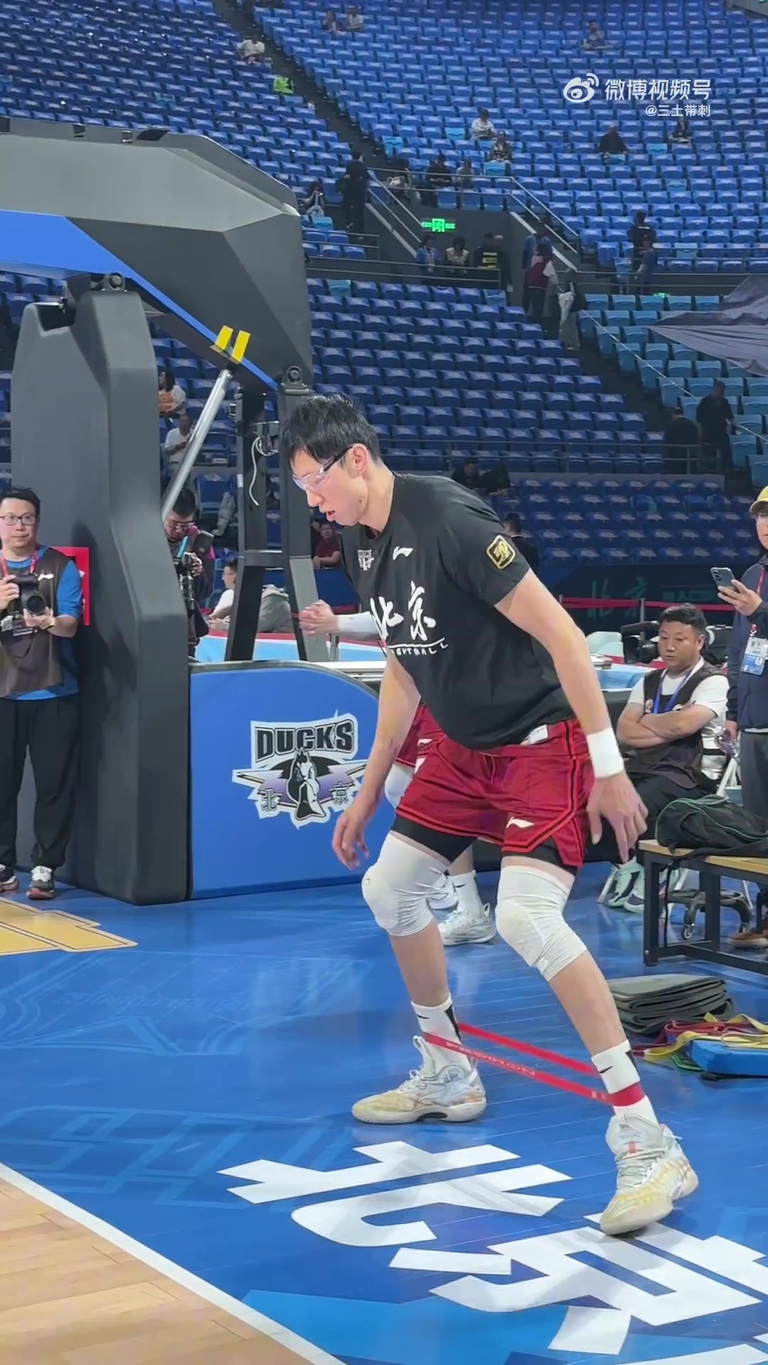 png电子官网奉命于危难之间💥！周琦场边进行热身 今晚火线复出上场比赛