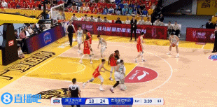 电子png游戏帮倒忙呢？小巴里-布朗两罚不中后 对王睿泽三分犯规送三罚...