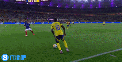 电子png游戏胜利领先！横滨水手球员解围离谱踢呲送礼，杜兰轻松破空门