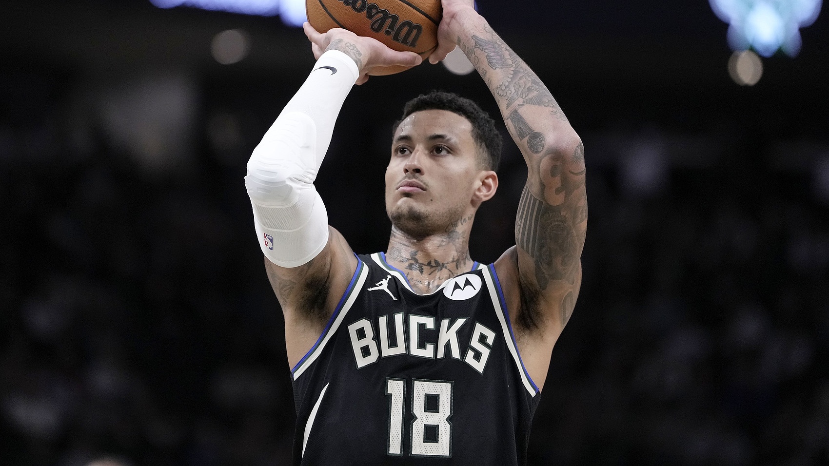 png电子都干啥呢？雄鹿首发仅字母哥一人得分上双