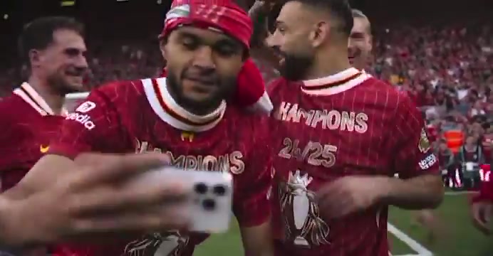 png电子玩嗨了🍺努涅斯准备给萨拉赫倒啤酒，萨拉赫连连推脱但还是被浇