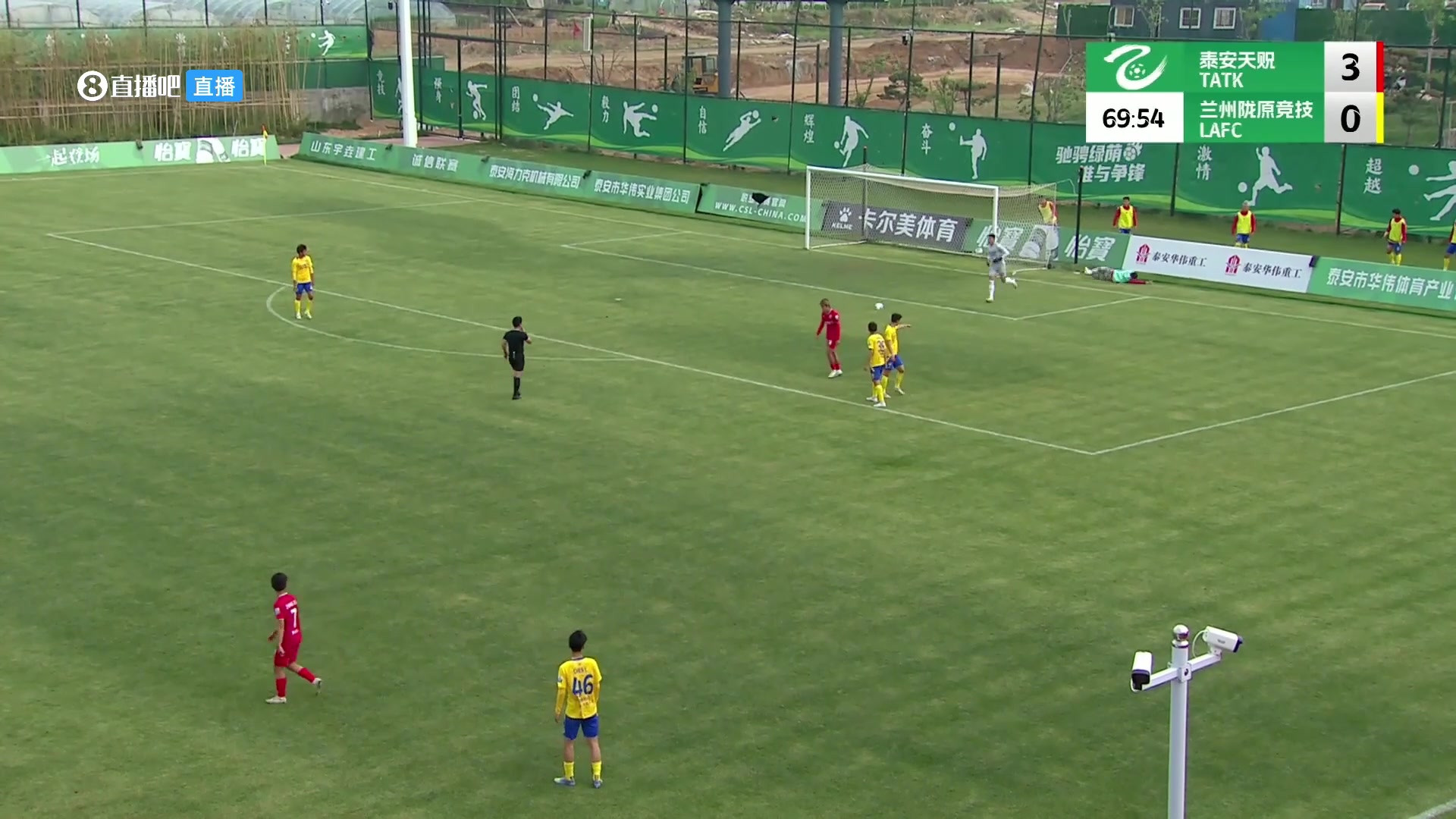 电子png游戏活久见！中乙球童翻过广告牌连滚数圈，主裁向客队热身球员出红牌