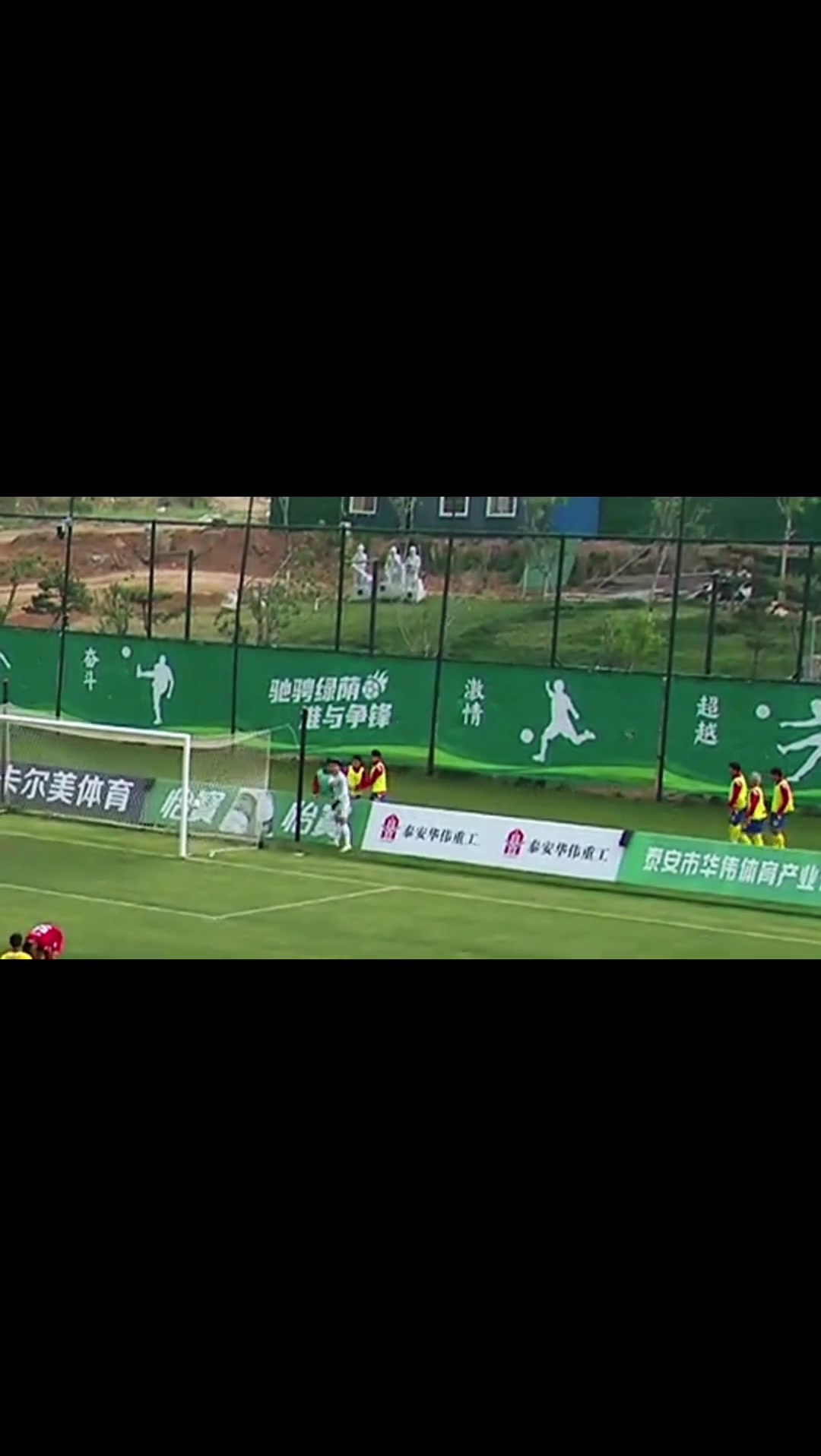 电子png游戏活久见！中乙球童翻过广告牌连滚数圈，主裁向客队热身球员出红牌