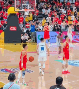 电子png游戏😑在想啥？孙铭徽开大脚时 胡金秋&朱俊龙叉着腰目睹了全程