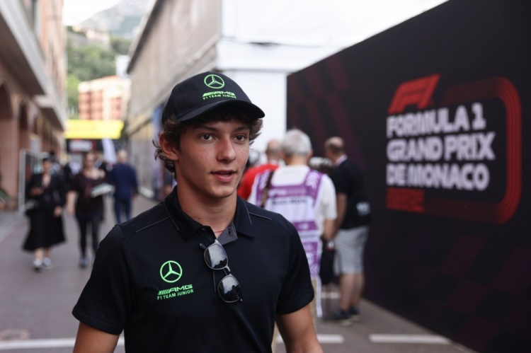 png电子平台安东内利：汉密尔顿给了我寄语&这让我充满感激，我把它钉在墙上