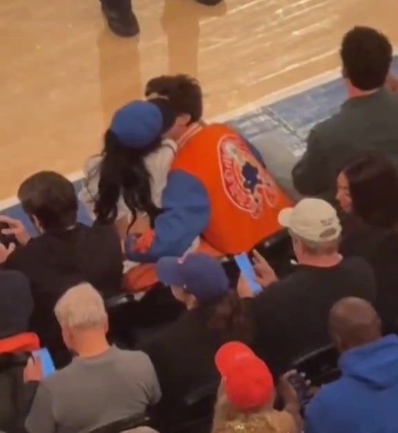 png电子官网大尺度💋凯莉-詹娜转发美剧片段：尼克斯赢球时我才会啪啪啪