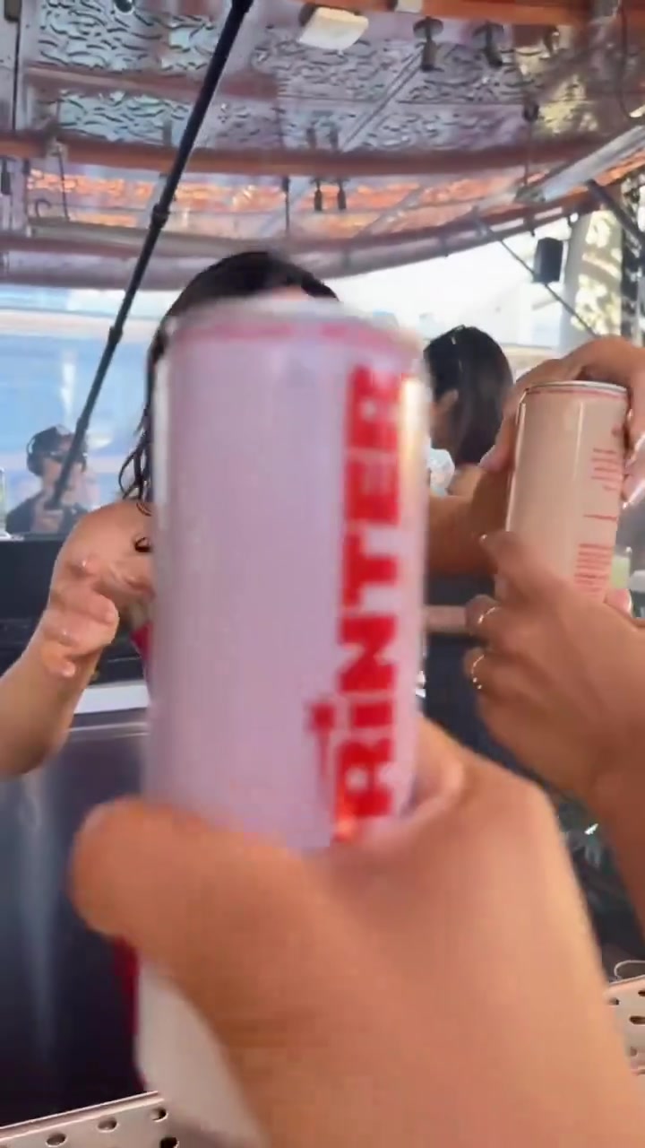 png电子官网大尺度💋凯莉-詹娜转发美剧片段：尼克斯赢球时我才会啪啪啪