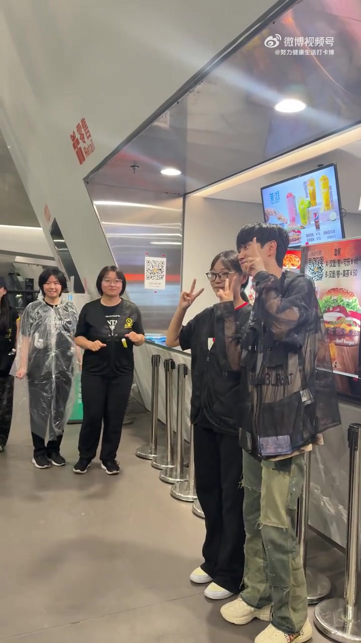 png电子网站这就是大主播！糖小幽分享：笑死 王心凌演唱会结束变成doinb粉丝见面会