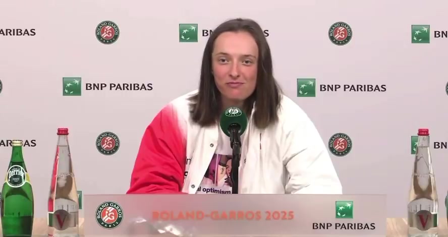 电子png游戏绷不住了🤣斯瓦泰克被问想打莱巴金娜or奥斯塔彭科，自己先笑场