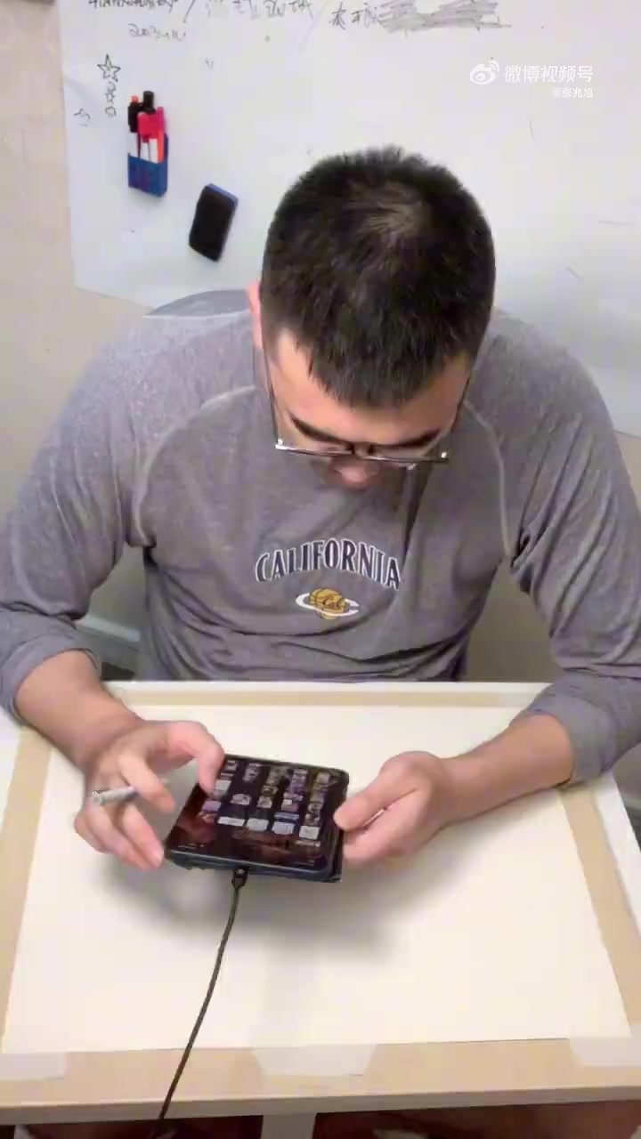 png电子👀张兆旭手绘亚历山大哈利伯顿总决赛海报 预测雷霆4-2夺冠