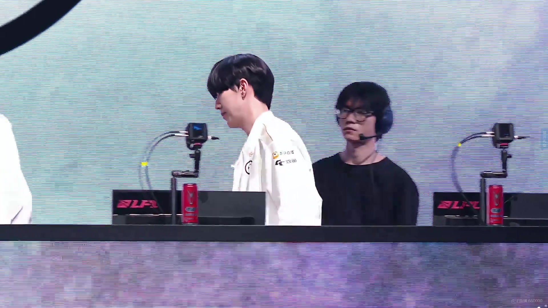 电子png游戏赛后Theshy面无表情，Kid解说台上直接表示：这个状态面对BLG感觉有机会啊！