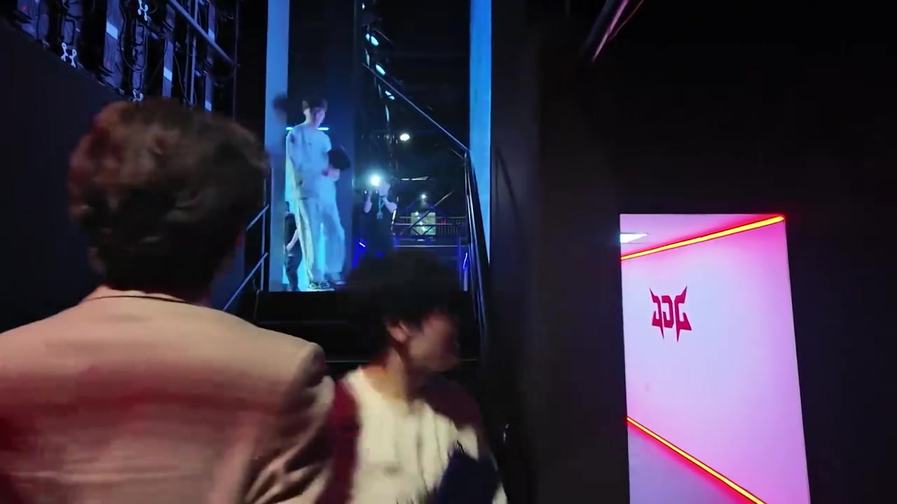 电子png游戏IG发布后台视频：Daeny教练赛后庆祝